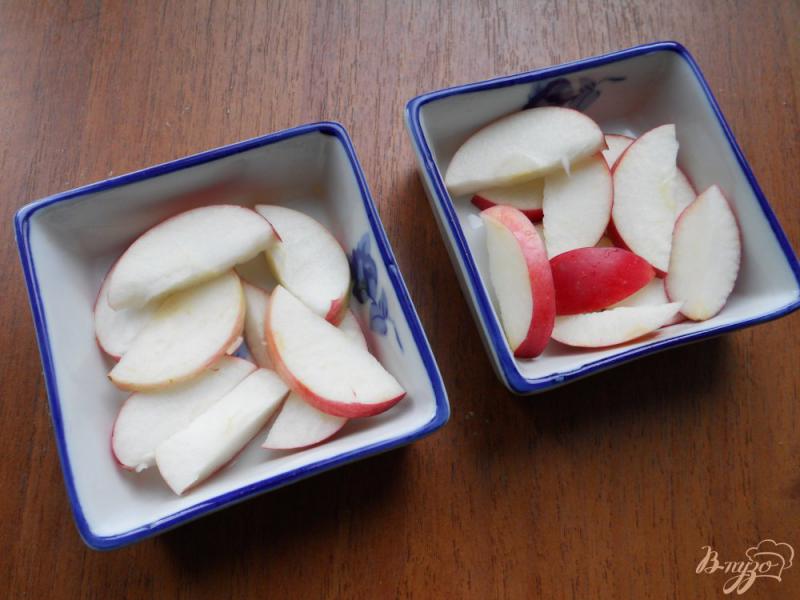 Фото приготовление рецепта: Яблоки с медом и овсянкой в микроволновке шаг №1