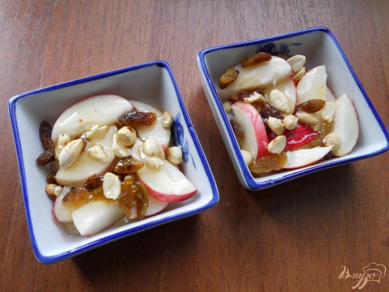 Фото приготовление рецепта: Яблоки с медом и овсянкой в микроволновке шаг №3