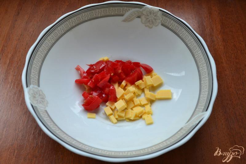 Фото приготовление рецепта: Баклажан фаршированный цветной капустой, сыром и помидорами в СВЧ шаг №3
