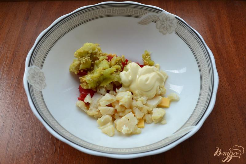 Фото приготовление рецепта: Баклажан фаршированный цветной капустой, сыром и помидорами в СВЧ шаг №4