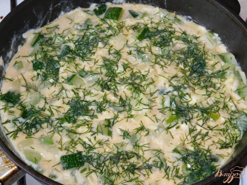 Фото приготовление рецепта: Кабачки в сырном омлете шаг №4