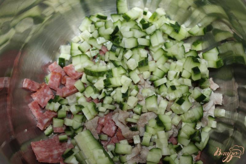 Фото приготовление рецепта: Окрошка со свининой и копченой колбасой шаг №3