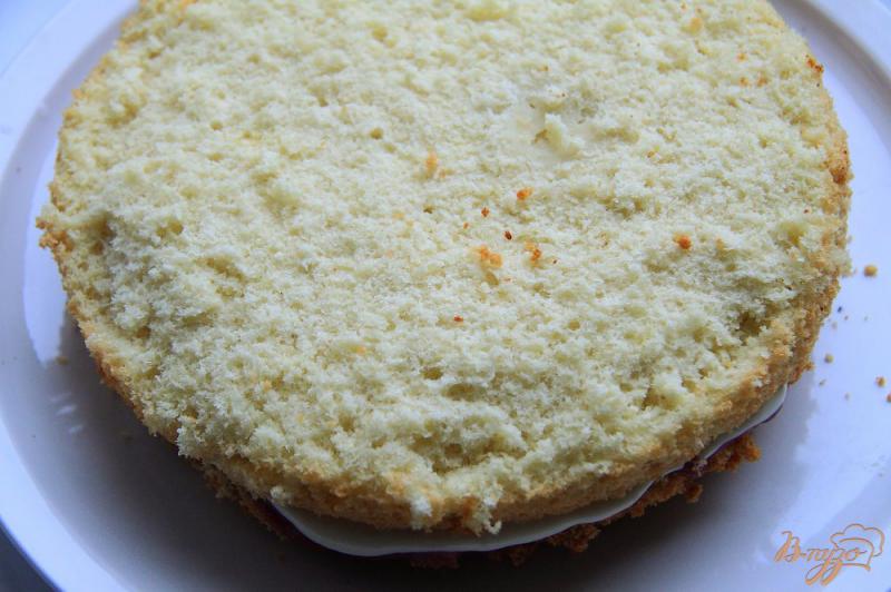 Фото приготовление рецепта: Бисквитный торт с малиновым курдом и сметанным кремом шаг №9