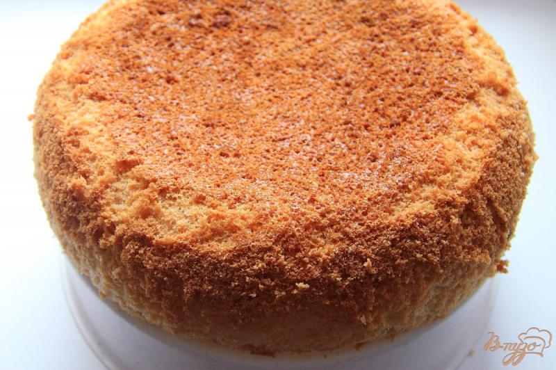 Фото приготовление рецепта: Бисквитный торт с малиновым курдом и сметанным кремом шаг №5