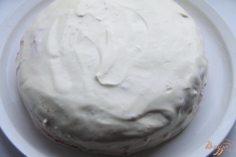 Фото приготовление рецепта: Бисквитный торт с малиновым курдом и сметанным кремом шаг №10