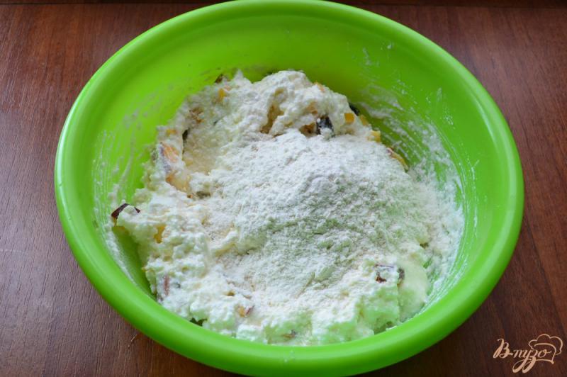 Фото приготовление рецепта: Сырники со сливами и персиком шаг №4