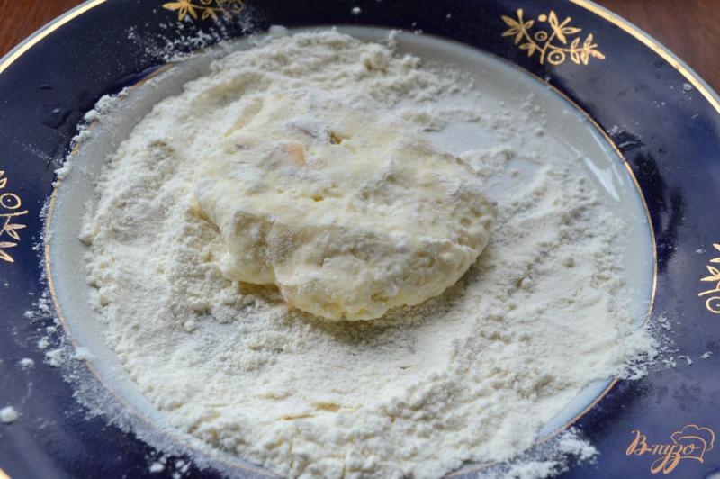 Фото приготовление рецепта: Сырники со сливами и персиком шаг №5