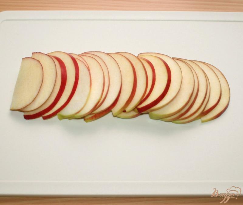 Фото приготовление рецепта: Песочные тарталетки с карамелизированными яблоками «Розы» шаг №5