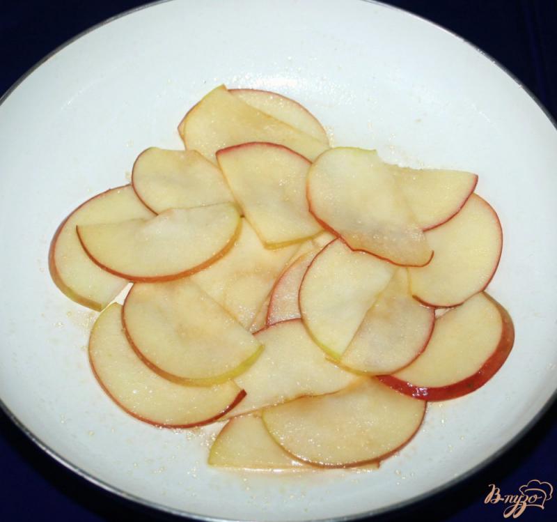 Фото приготовление рецепта: Песочные тарталетки с карамелизированными яблоками «Розы» шаг №7
