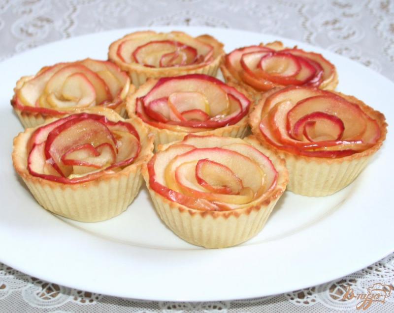 Фото приготовление рецепта: Песочные тарталетки с карамелизированными яблоками «Розы» шаг №8