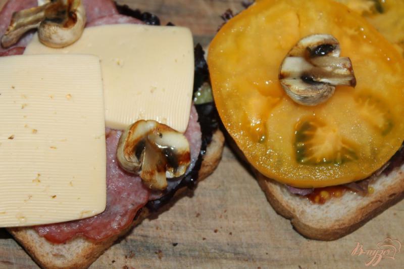 Фото приготовление рецепта: Тост с колбасой, сыром и грибами шаг №5