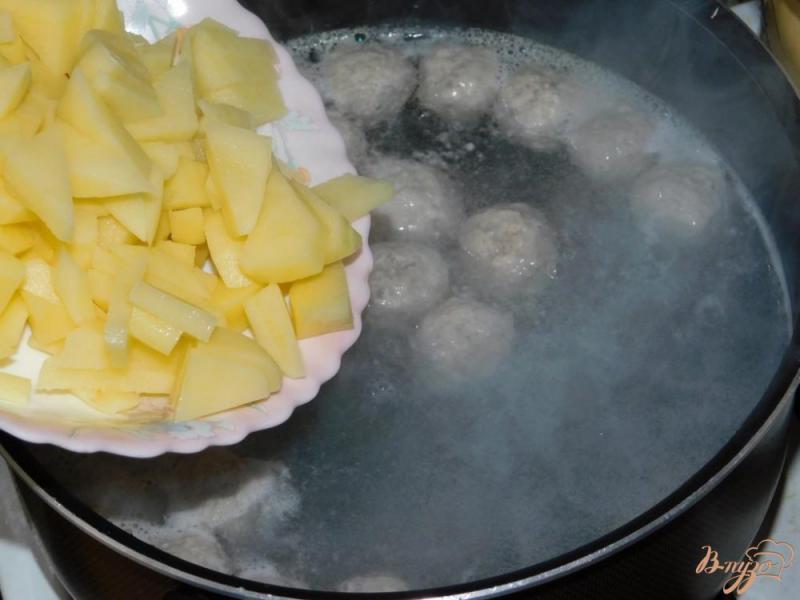 Фото приготовление рецепта: Суп с щевелем и фрикадельками шаг №2