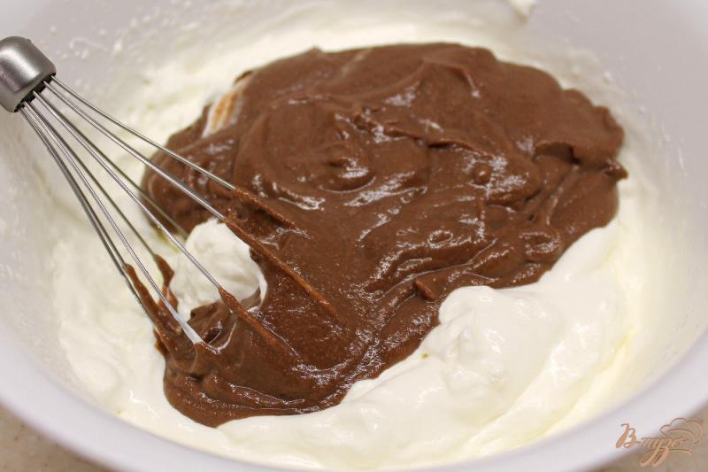 Фото приготовление рецепта: Шоколадное мороженное с какао-тертым и какао-маслом шаг №6