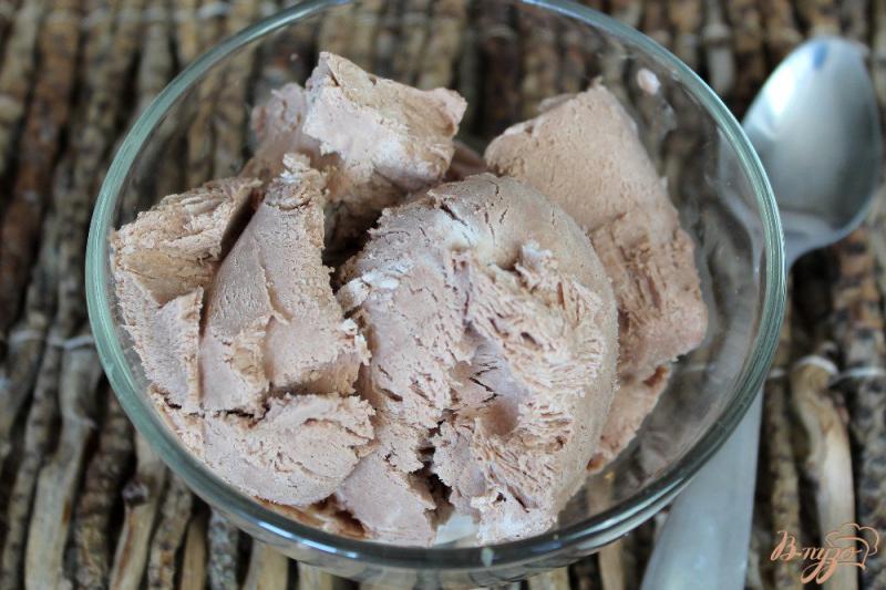 Фото приготовление рецепта: Шоколадное мороженное с какао-тертым и какао-маслом шаг №8