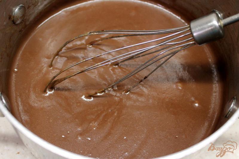 Фото приготовление рецепта: Шоколадное мороженное с какао-тертым и какао-маслом шаг №4