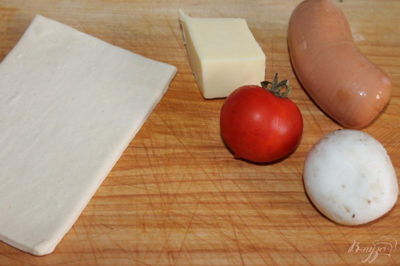 Фото приготовление рецепта: Слойки с сарделькой, помидором и грибами шаг №1