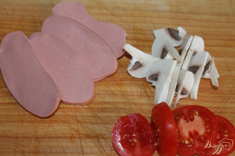 Фото приготовление рецепта: Слойки с сарделькой, помидором и грибами шаг №3