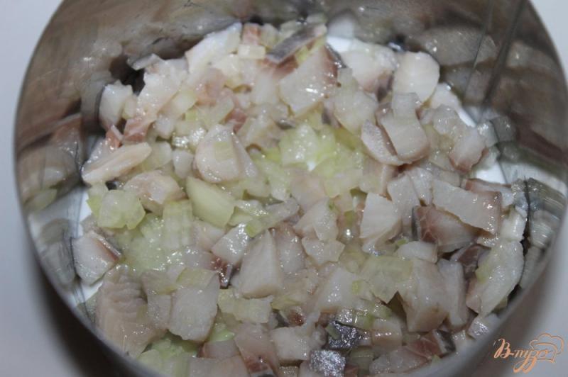 Фото приготовление рецепта: «Сельдь под шубой» из овощей и плавленого сыра шаг №3