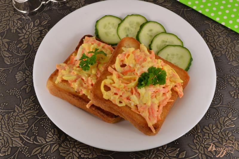 Фото приготовление рецепта: Тосты с морковно-сырным салатом шаг №6