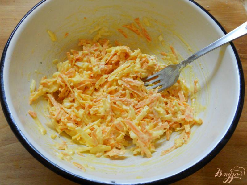 Фото приготовление рецепта: Тосты с морковно-сырным салатом шаг №5