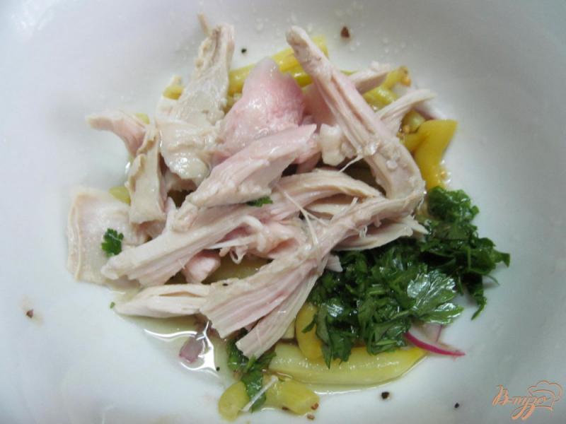 Фото приготовление рецепта: Салат из стручковой фасоли с куриным мясом шаг №2