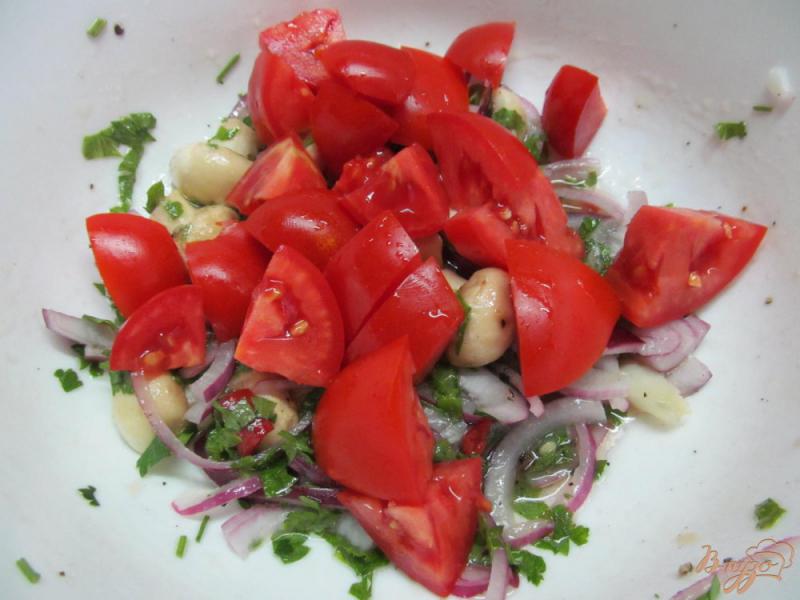 Фото приготовление рецепта: Салат из помидора с шампиньоном шаг №2