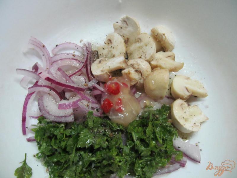 Фото приготовление рецепта: Салат из помидора с шампиньоном шаг №1