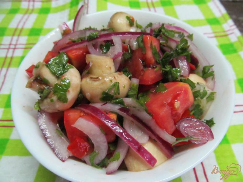 Фото приготовление рецепта: Салат из помидора с шампиньоном шаг №4