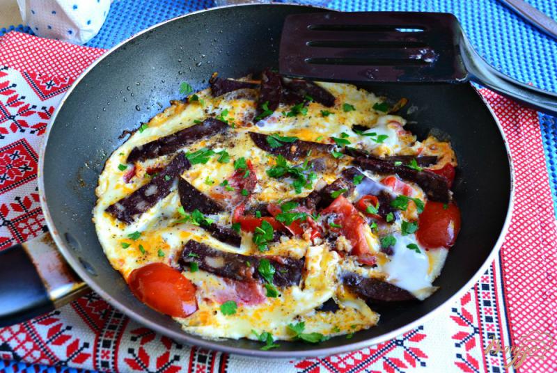 Фото приготовление рецепта: Кровяная колбаса жареная с яйцами и помидорами шаг №5
