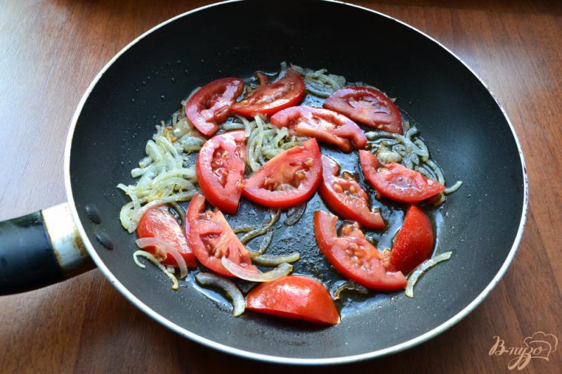Фото приготовление рецепта: Кровяная колбаса жареная с яйцами и помидорами шаг №2