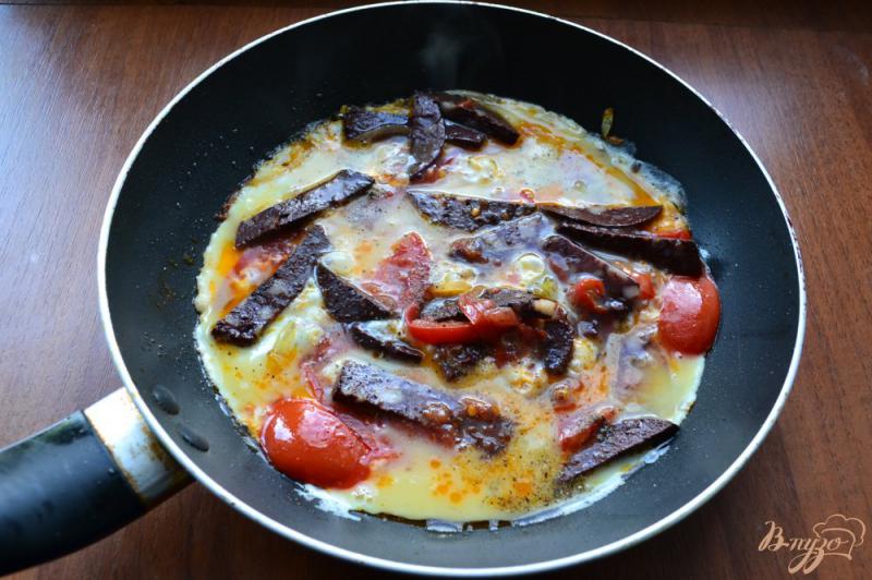 Фото приготовление рецепта: Кровяная колбаса жареная с яйцами и помидорами шаг №4