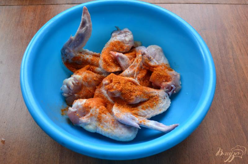 Фото приготовление рецепта: Куриные крылышки тушеные в соусе «Лечо» шаг №3
