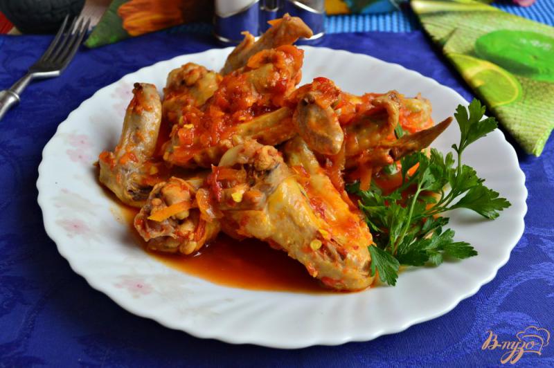 Фото приготовление рецепта: Куриные крылышки тушеные в соусе «Лечо» шаг №7