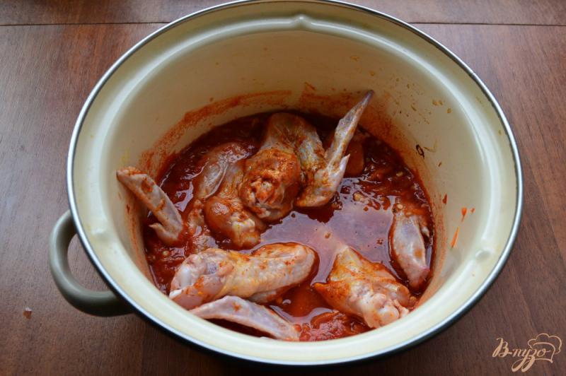 Фото приготовление рецепта: Куриные крылышки тушеные в соусе «Лечо» шаг №5