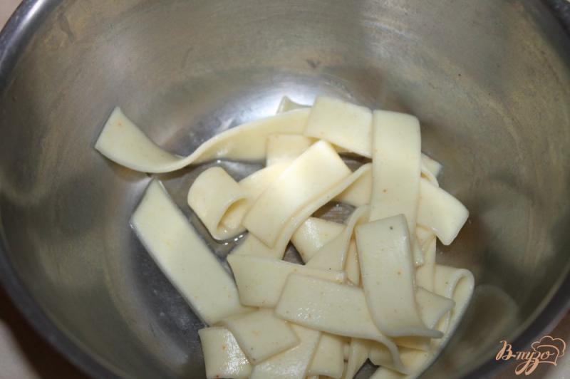 Фото приготовление рецепта: Куриный бульон с макаронами и яйцом шаг №5