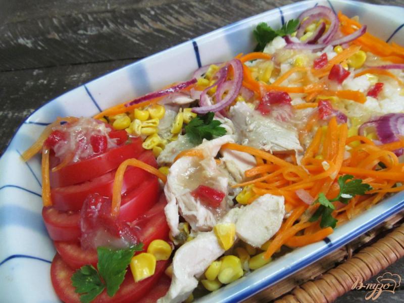 Фото приготовление рецепта: Куриный салат с овощами и рисом шаг №8