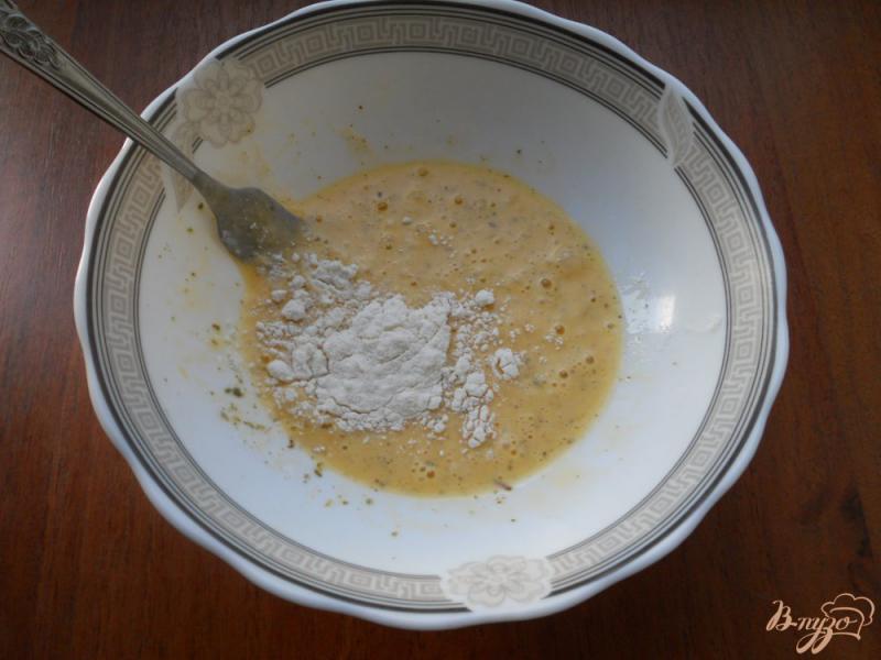 Фото приготовление рецепта: Карп жареный в кляре с сушеным базиликом шаг №3