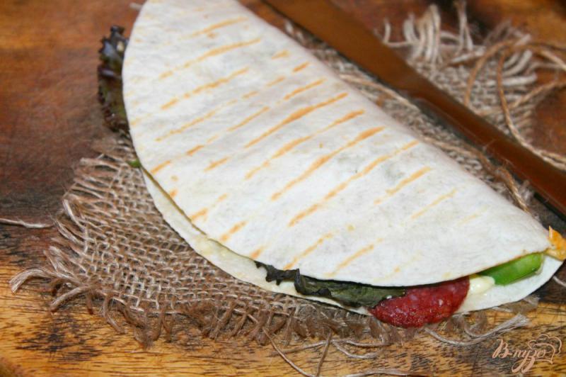 Фото приготовление рецепта: Тортилья с сыром и колбасой шаг №7