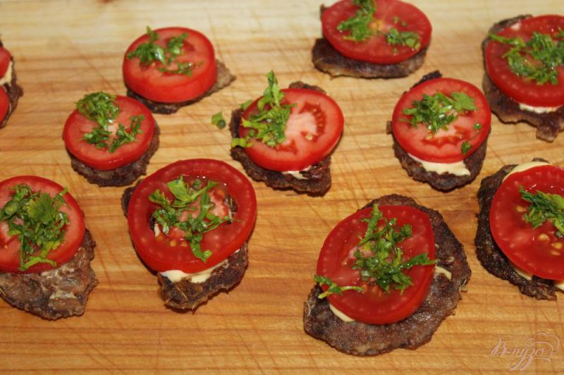 Фото приготовление рецепта: Мини отбивные из утиного мяса с помидорами и сыром шаг №8