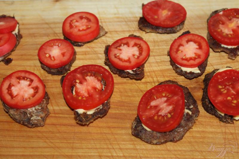Фото приготовление рецепта: Мини отбивные из утиного мяса с помидорами и сыром шаг №7