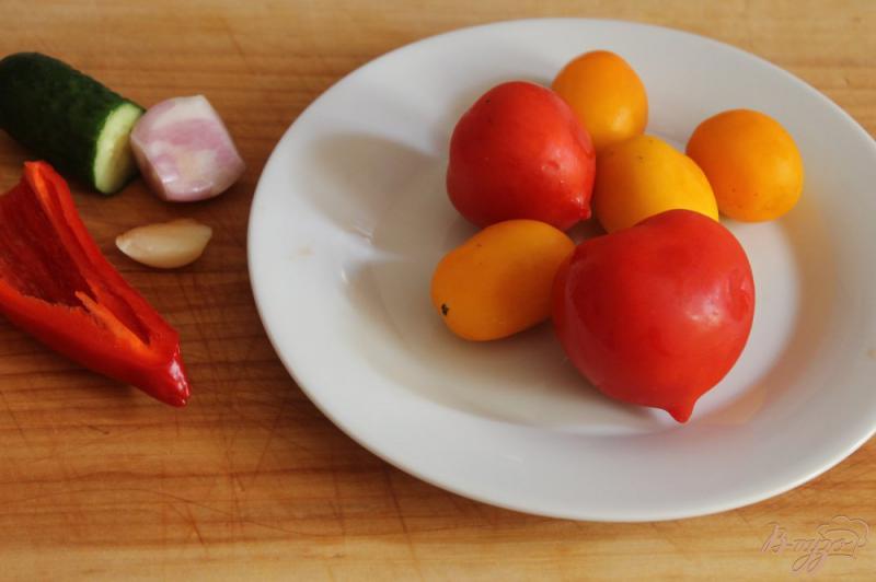 Фото приготовление рецепта: «Гаспачо» из желтых и красных помидоров шаг №1