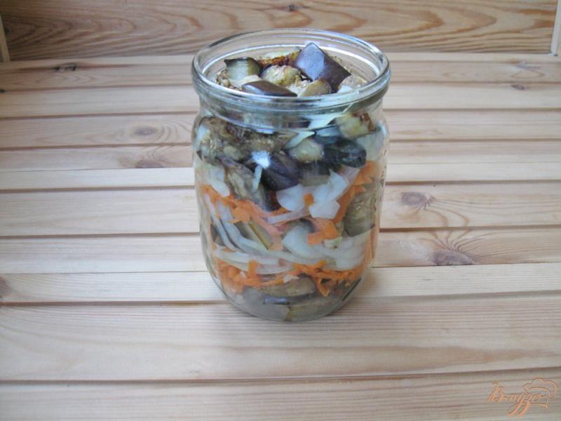Фото приготовление рецепта: Салат из баклажанов с морковью и луком шаг №4