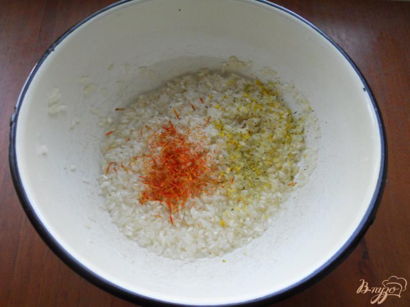 Фото приготовление рецепта: Шафрановый рис с курицей и сыром на пару в мультиварке шаг №1