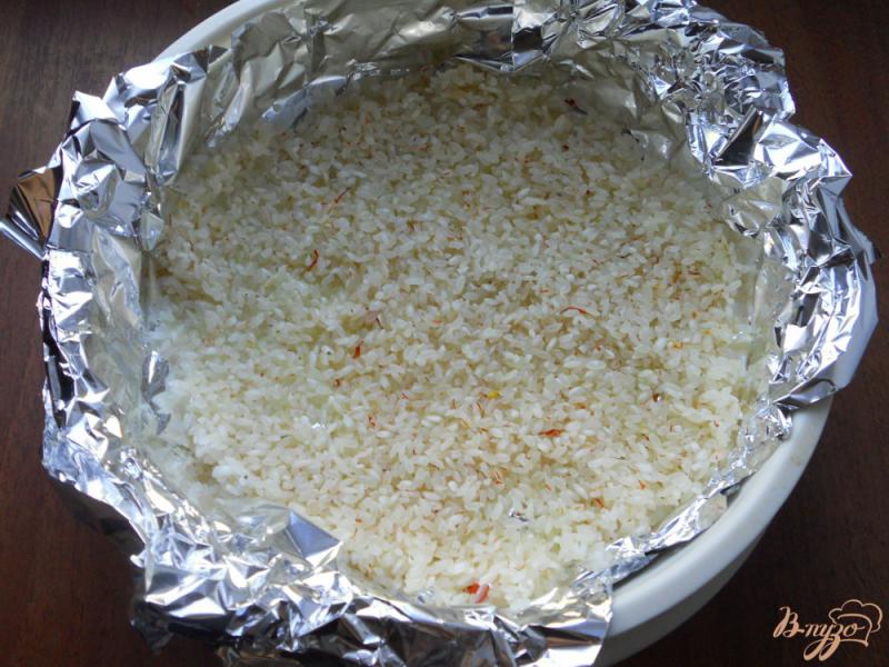 Фото приготовление рецепта: Шафрановый рис с курицей и сыром на пару в мультиварке шаг №2