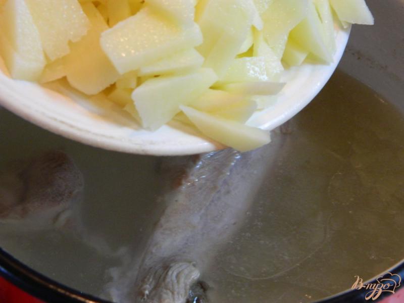 Фото приготовление рецепта: Картофельный суп с сухариками шаг №2