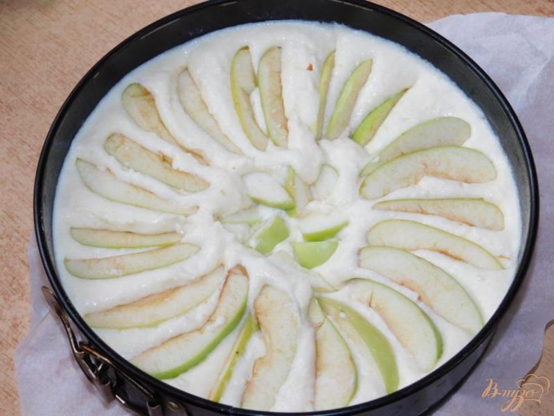 Фото приготовление рецепта: Творожный манник с яблоками шаг №4