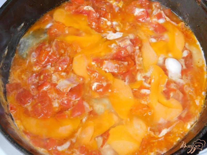 Фото приготовление рецепта: Яичница с беконом и овощами шаг №4