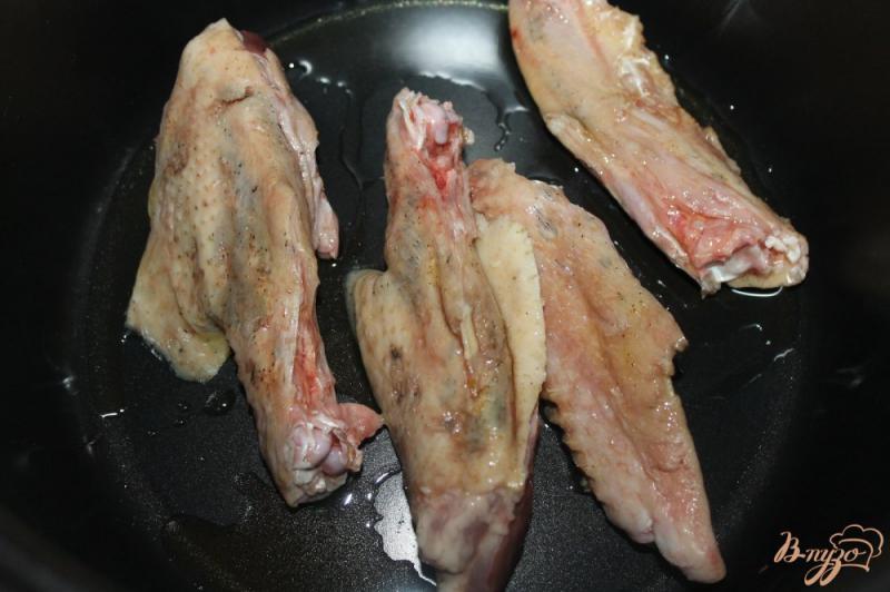 Фото приготовление рецепта: Гречка с перцем и утиными крыльями в мультиварке шаг №2