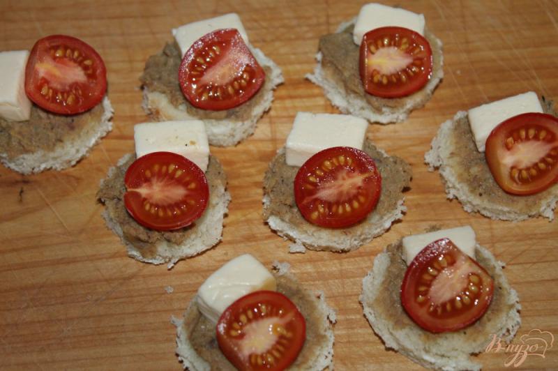 Фото приготовление рецепта: Канапе для праздника с помидорами черри, сыром и мясным паштетом шаг №4