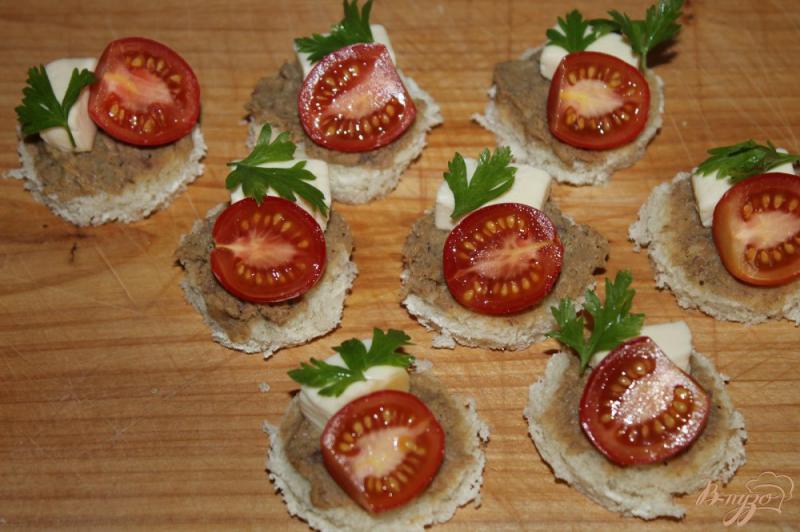 Фото приготовление рецепта: Канапе для праздника с помидорами черри, сыром и мясным паштетом шаг №5